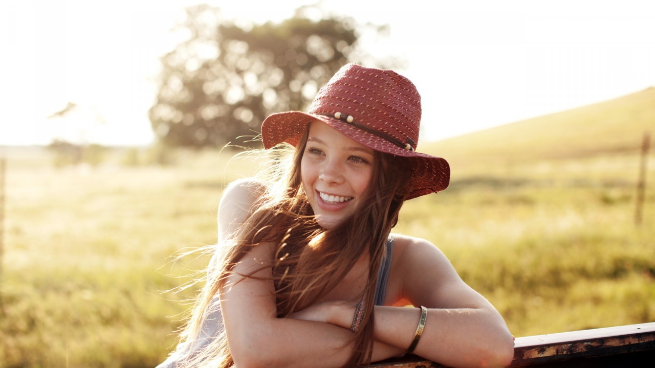 Веселая девушка в легкой красной шляпе