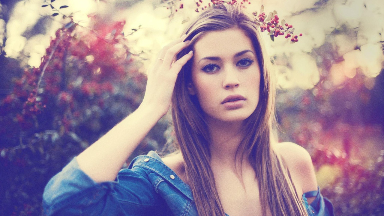 Милая брюнетка на фоне рябины