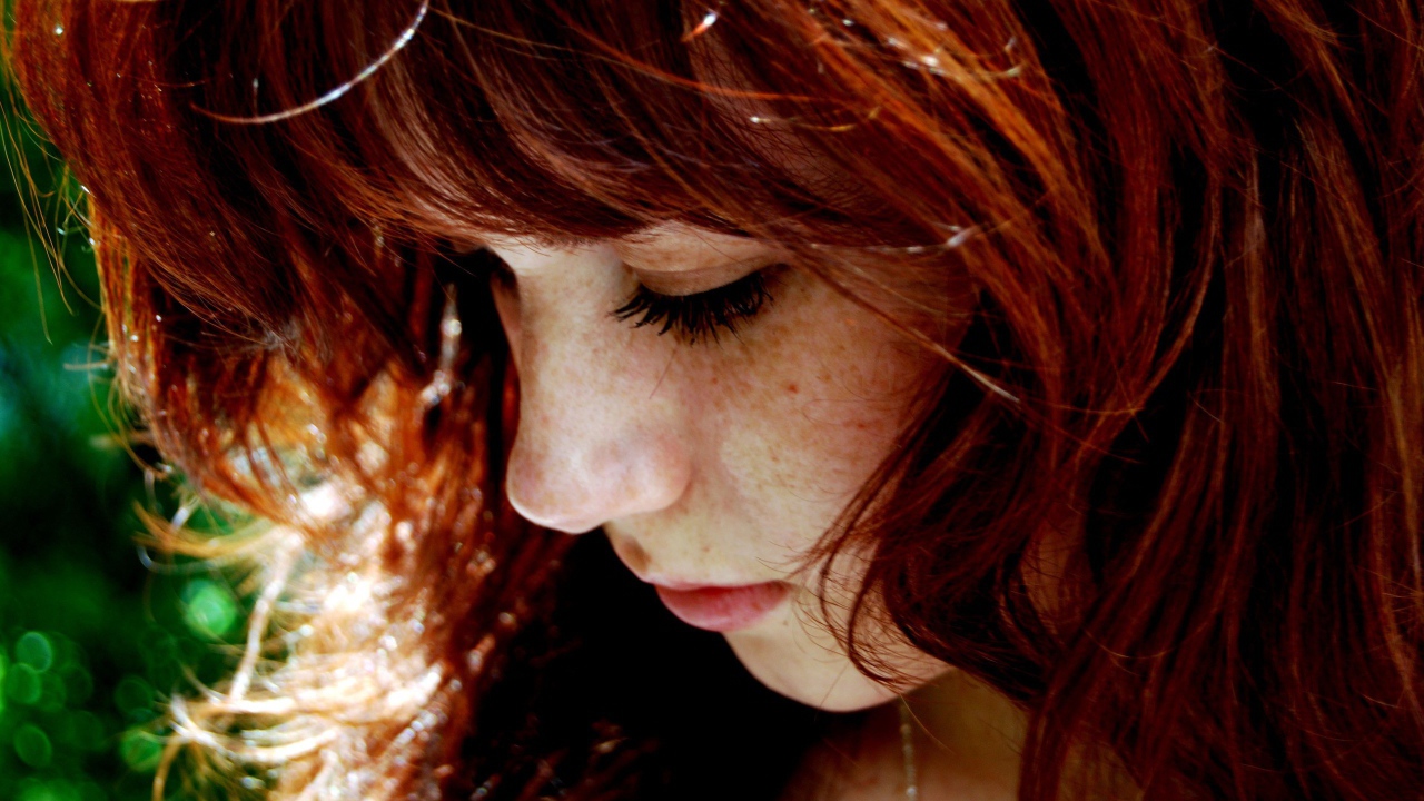 Веснушчатая рыжеволосая девушка