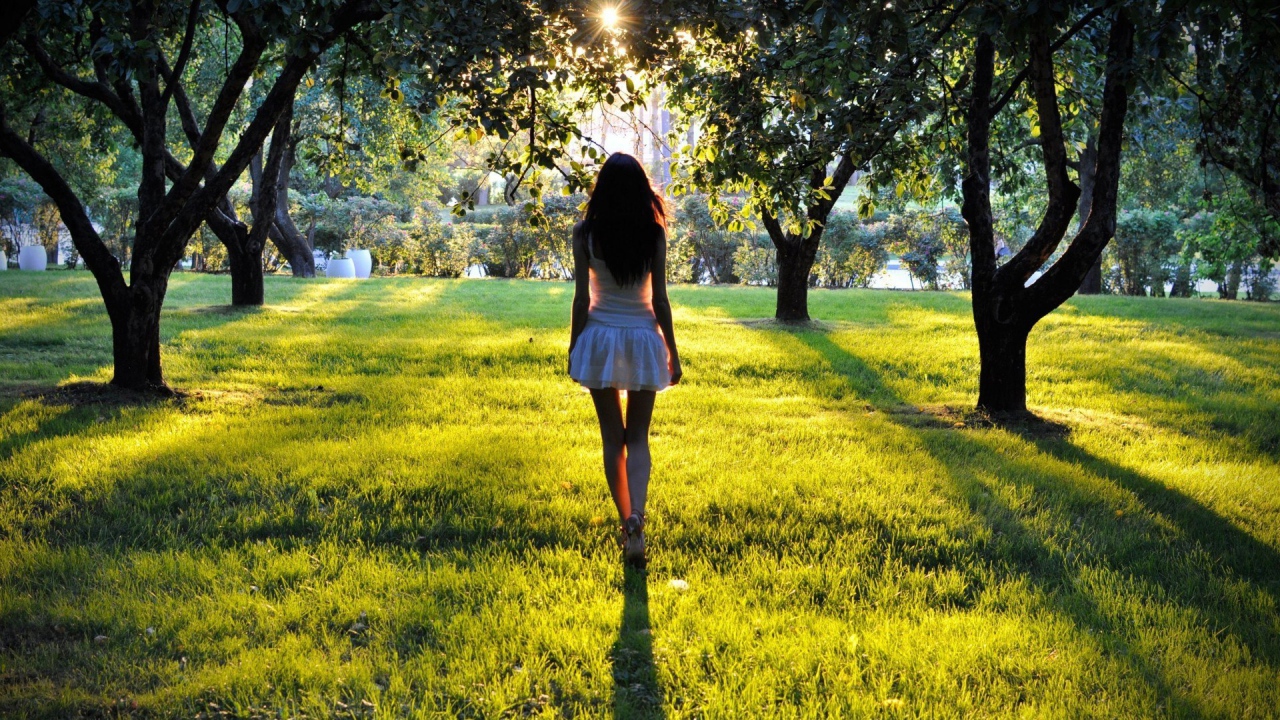 Девушка среди деревьев в парке