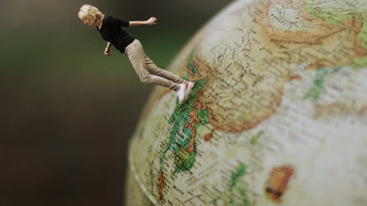 Девушка идет по глобусу