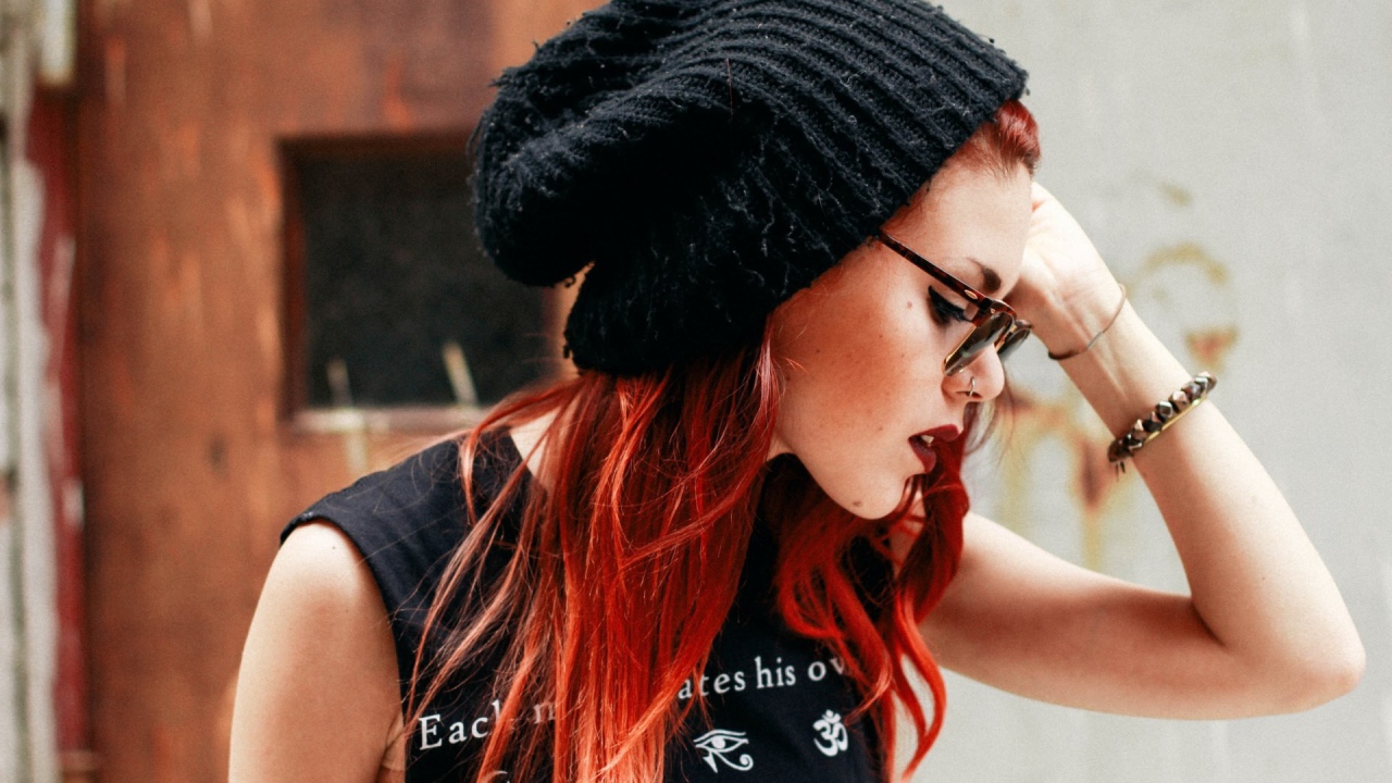 Девушка в черной вязанной шапке