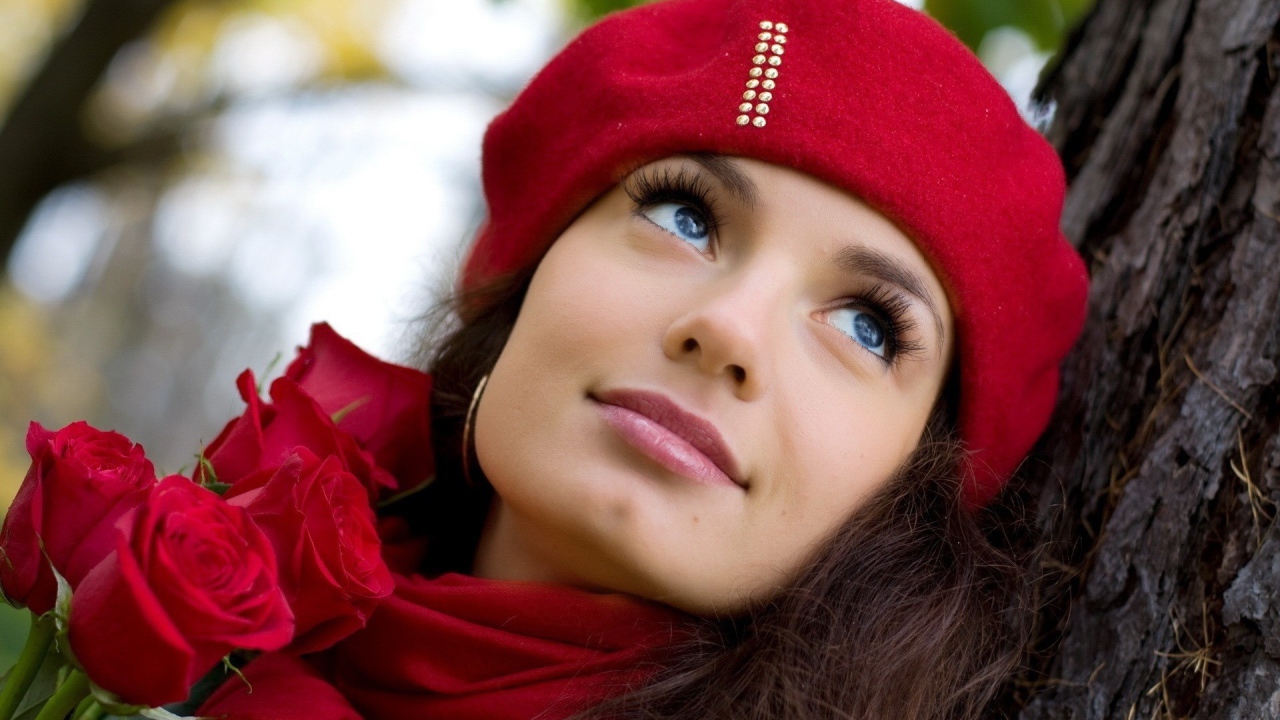 Девушка в красном берете с букетом роз