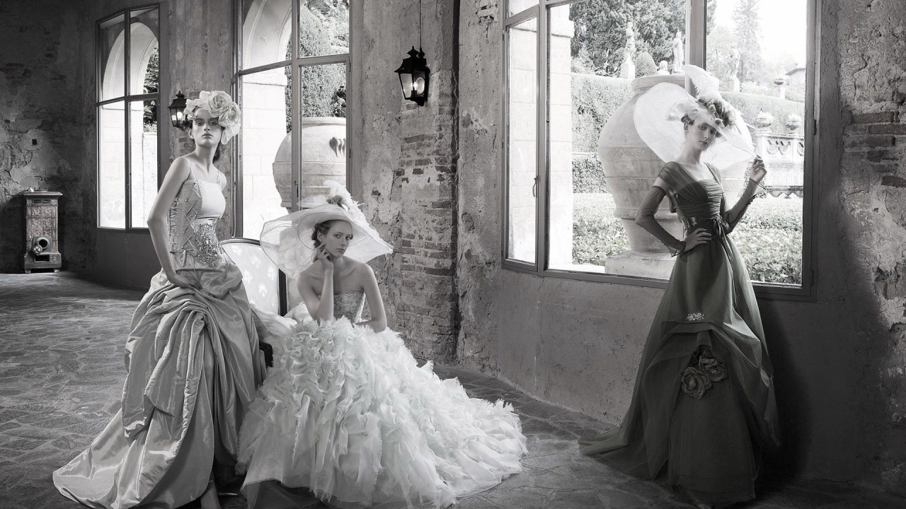 Девушки в ретро одеждах в старом доме