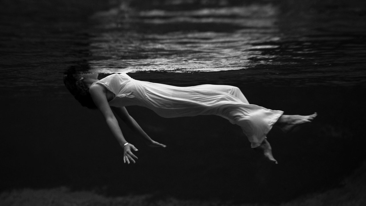 Девушка в белом платье в воде