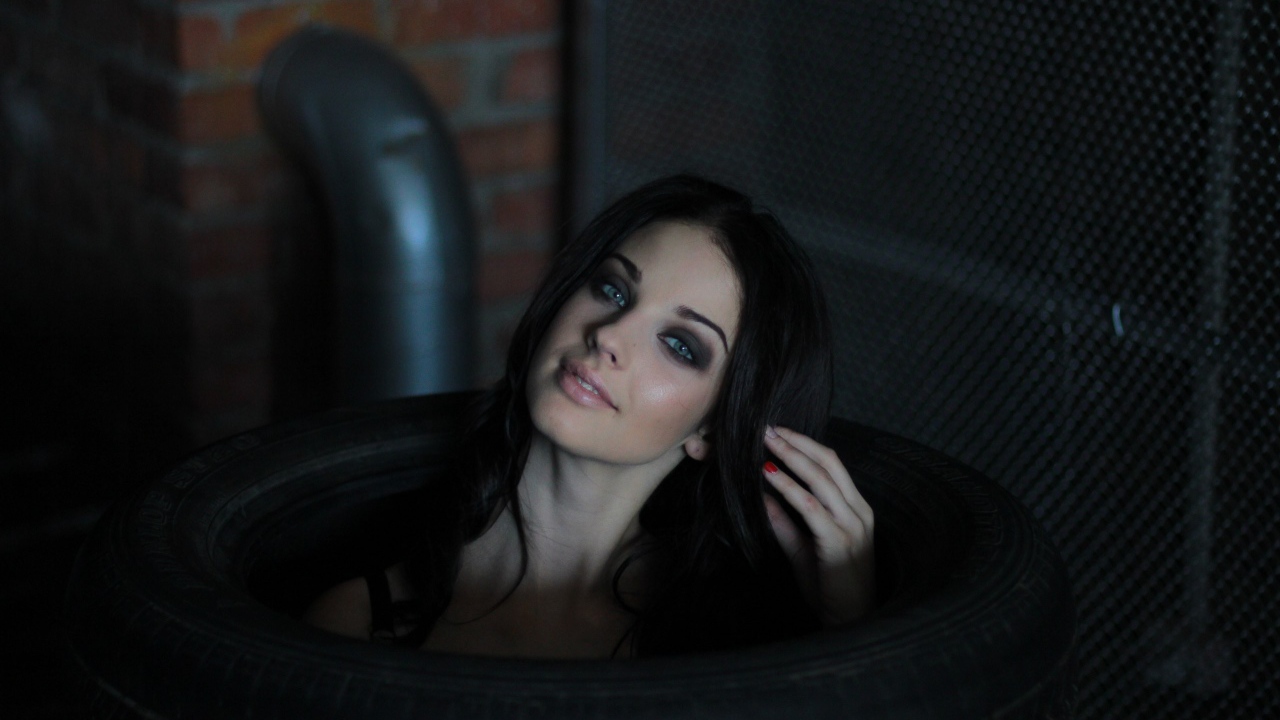 Девушка сидит в автомобильных покрышках, Алла Бергер