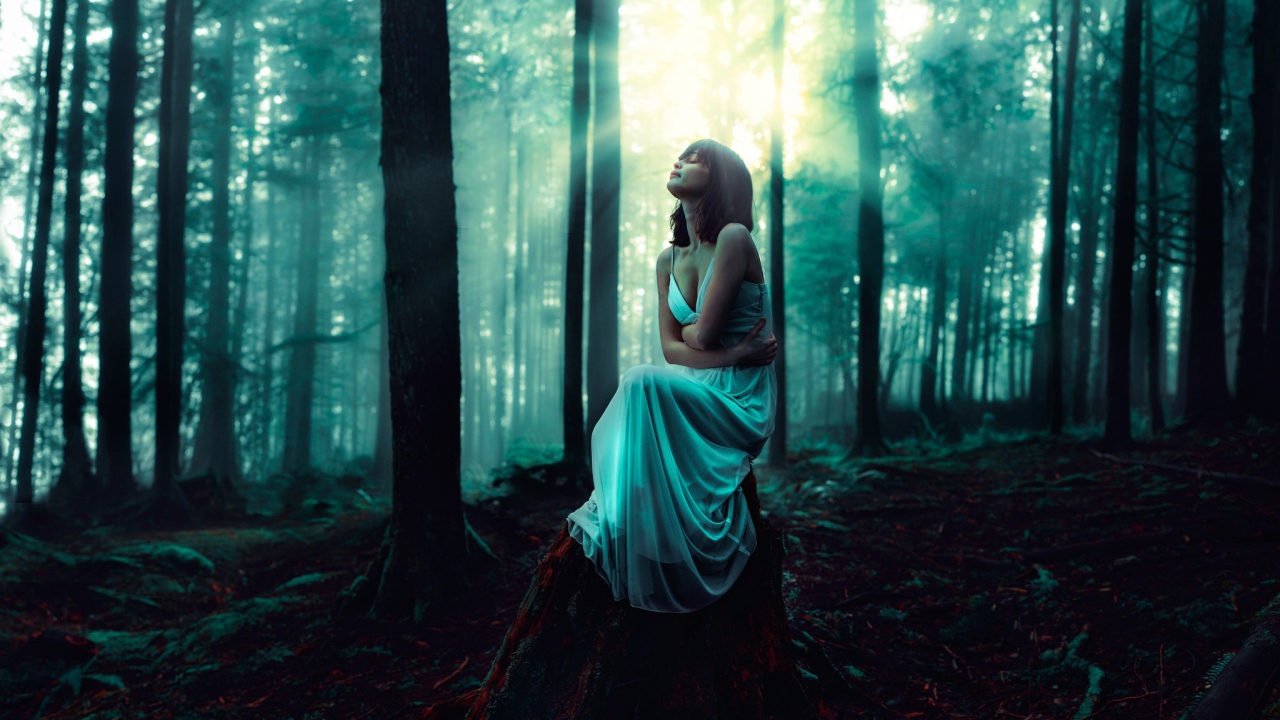 Девушка сидит на старом пеньке