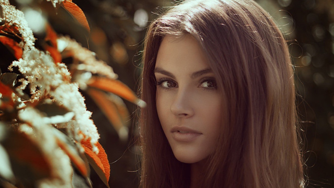 Девушка стоит у дерева