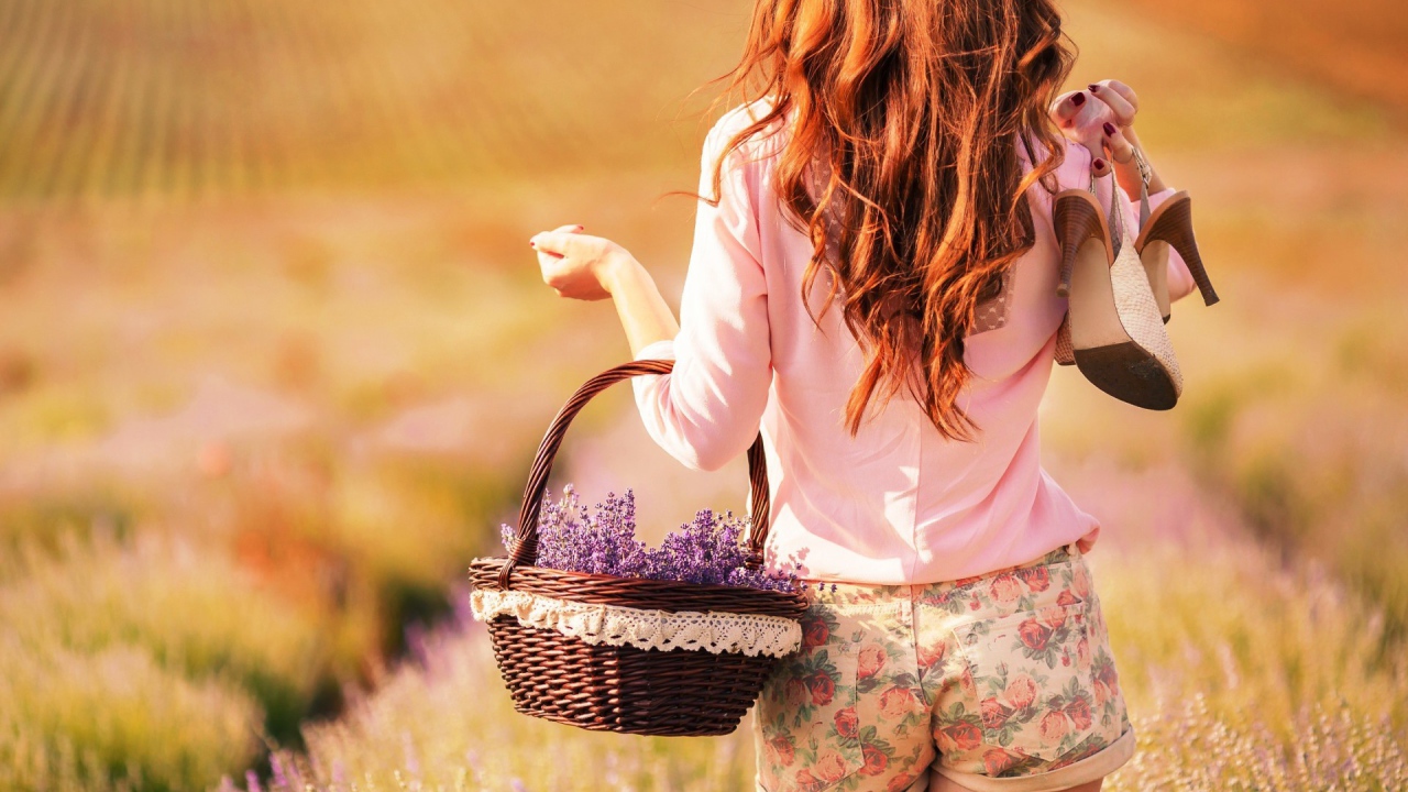 Девушка с корзинкой фиолетовых цветов