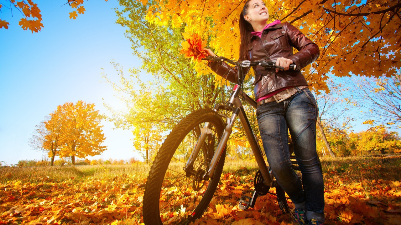 Девушка с велосипедом на осенней прогулке