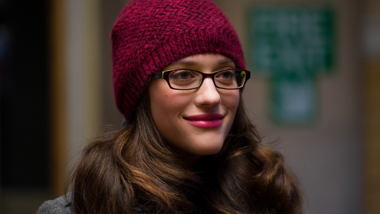 Девушка в очках и красной шапке