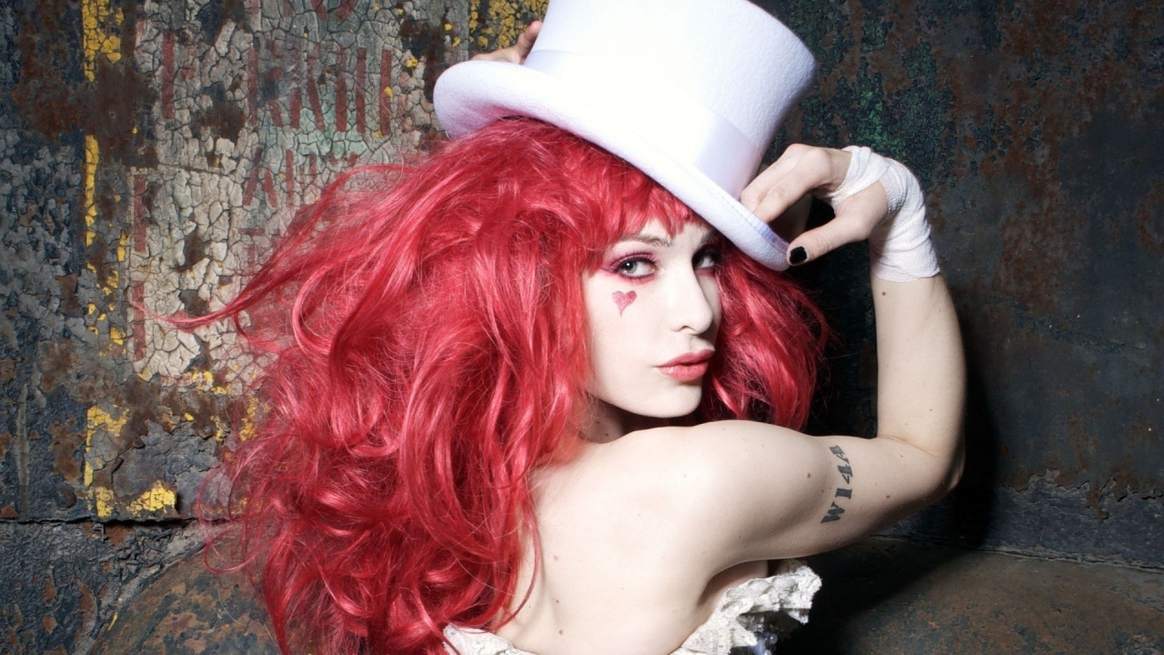 Девушка с красными волосами в белом цилиндре