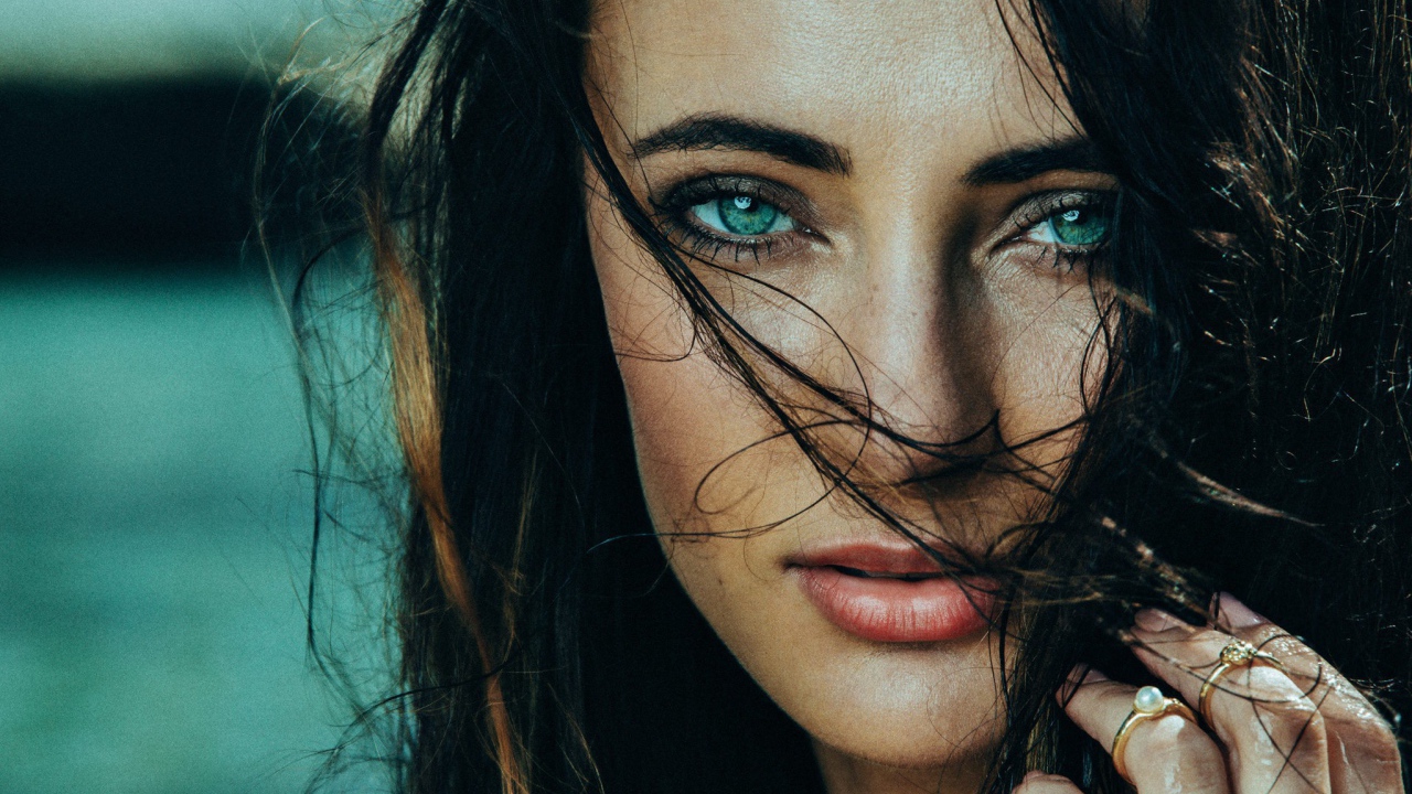 Зеленоглазая брюнетка с мокрыми волосами