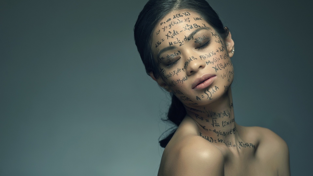 Надписи и формулы на лице у девушки