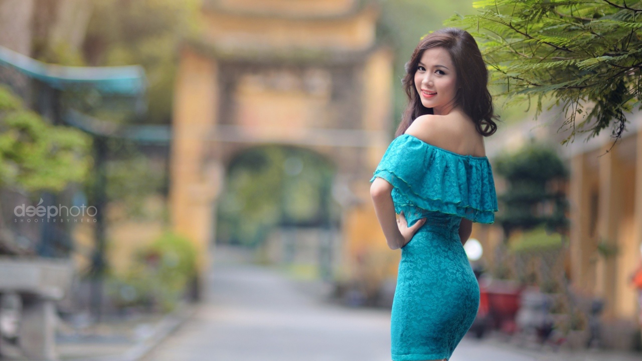 Японская девушка в голубом платье