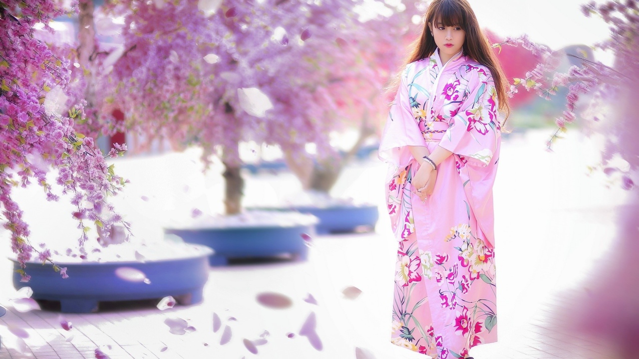 Японская девушка в розовом кимоно