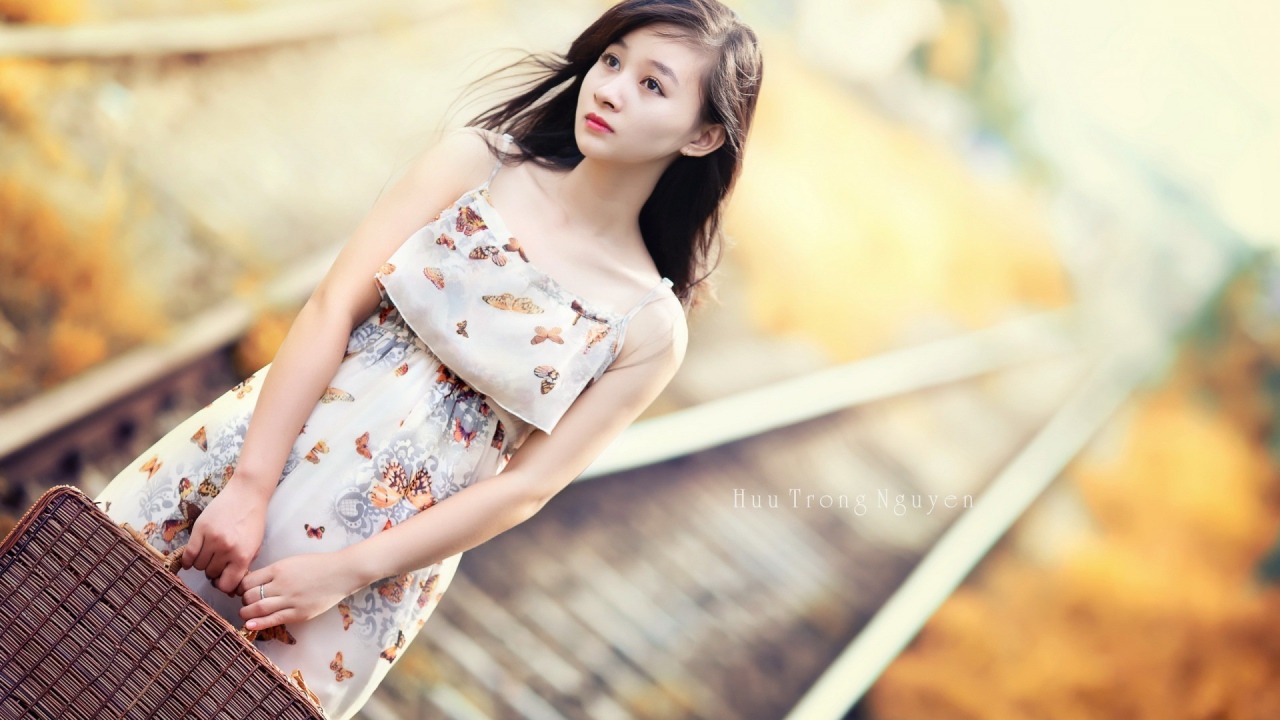 Японская девушка с сумкой в руках