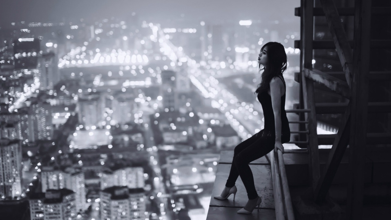 Японка смотрит на ночной Токио