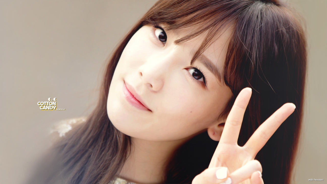 Корейская девушка показывает знак победы