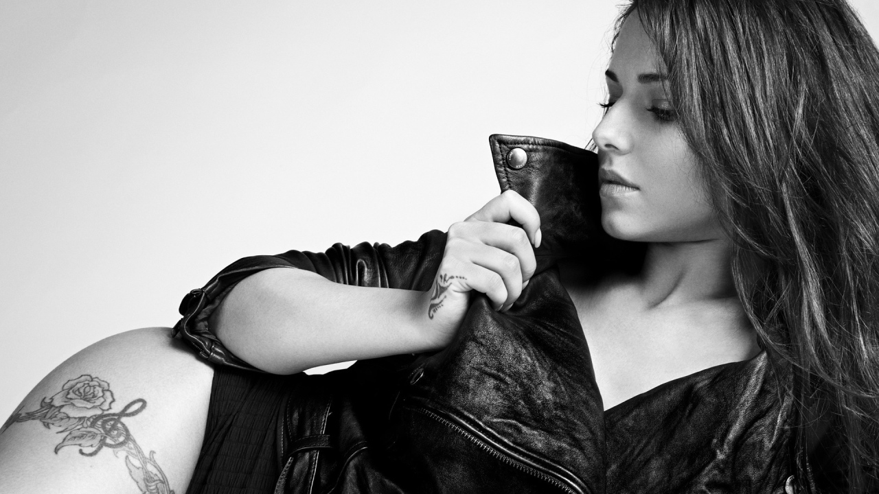 Монохромное фото девушки в кожаной куртке