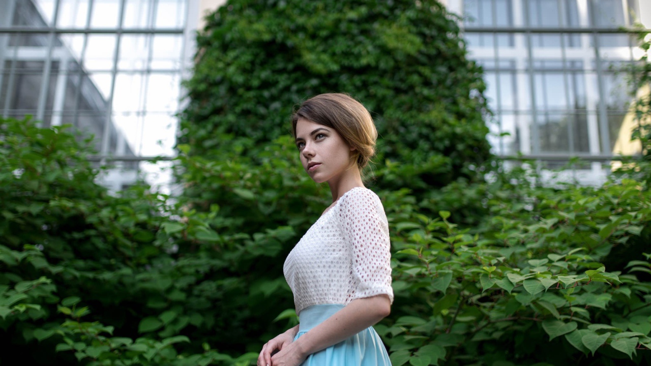 Фото девушки с короткими волосами на фоне дерева