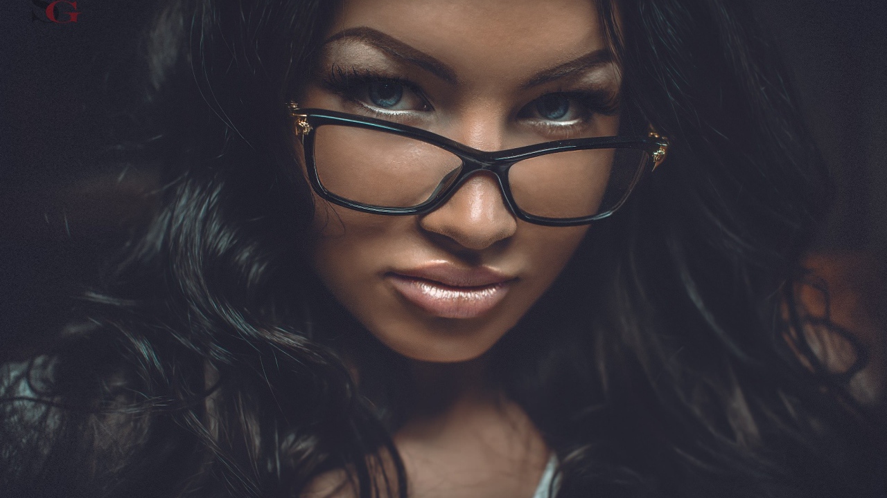 Портретное фото брюнетки в очках