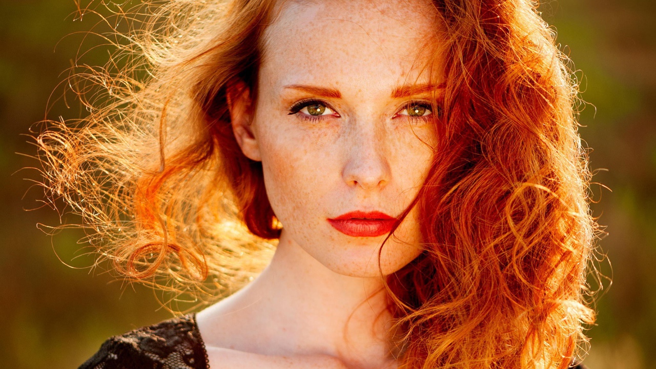 Красные губы у рыжей девушки