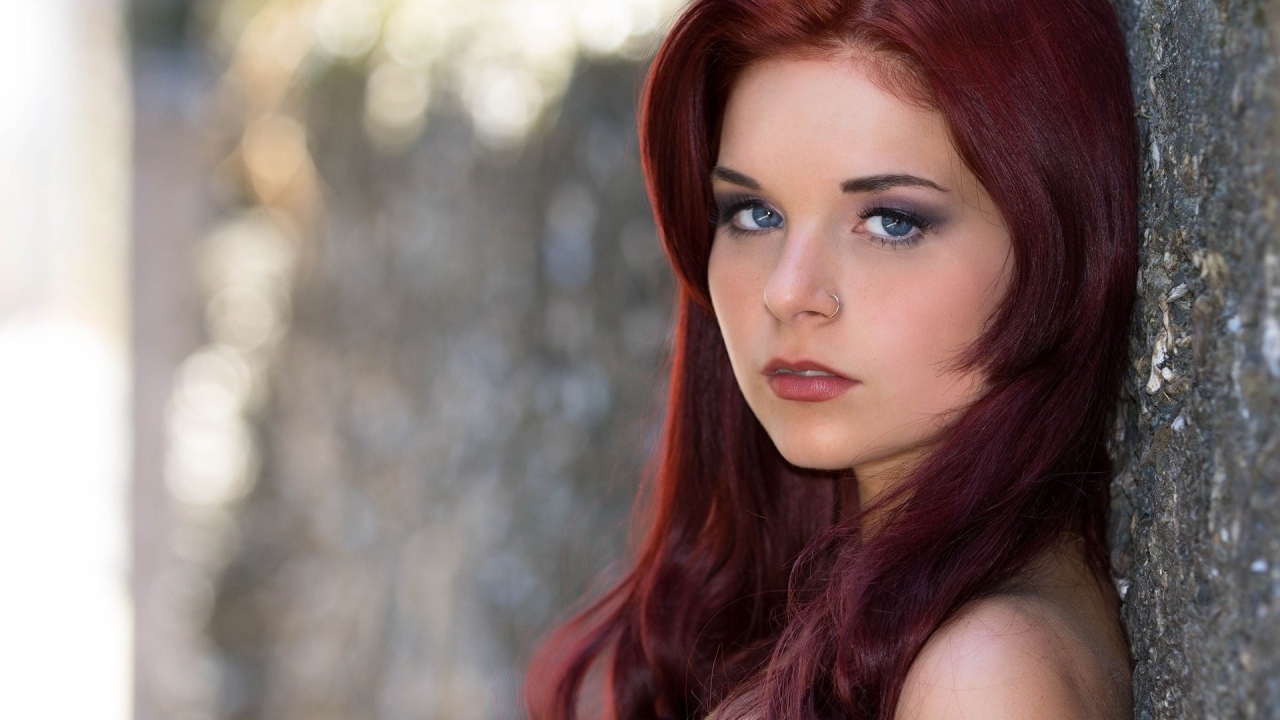 Кольцо в носу у девушки с коричневыми волосами