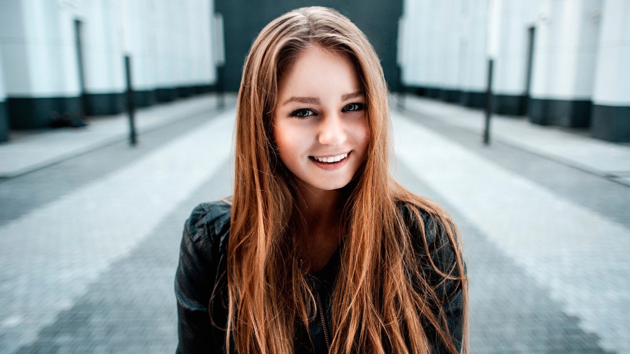 Smiling beautiful girl, photo George Chernyad'ev