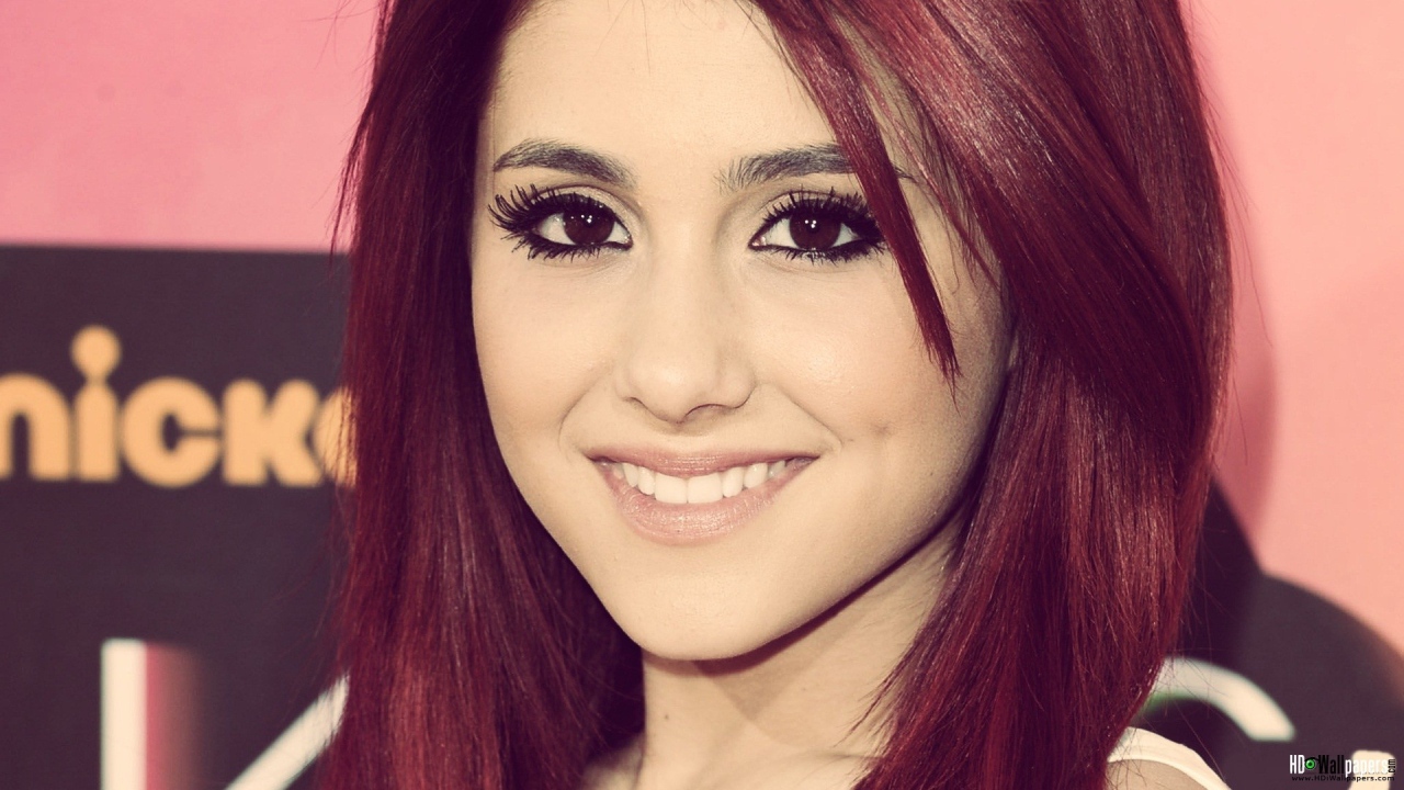 Улыбка девушки Ариана Гранде