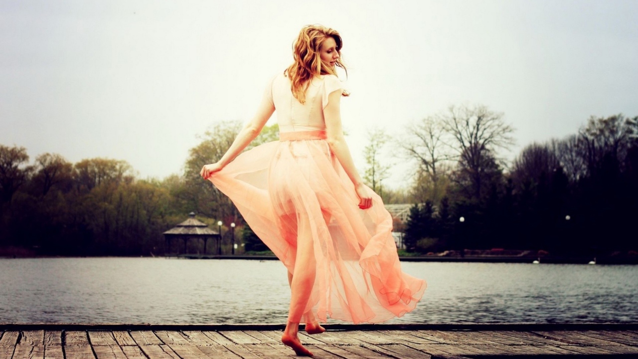 Девушка в розовом платье на набережной
