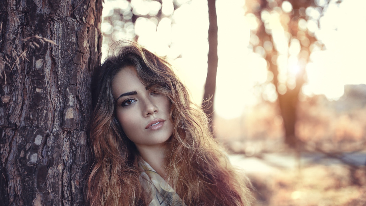 Девушка у дерева, портрет