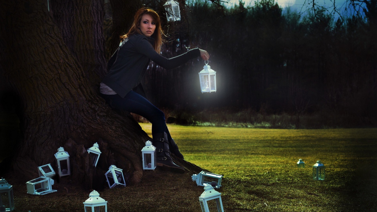 Девушка с фонариками у дерева