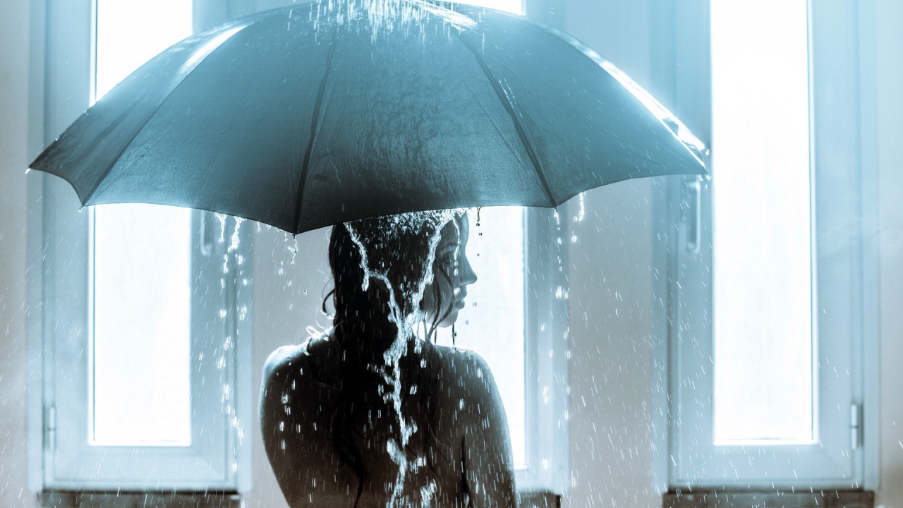 Девушка стала под душ с зонтиком
