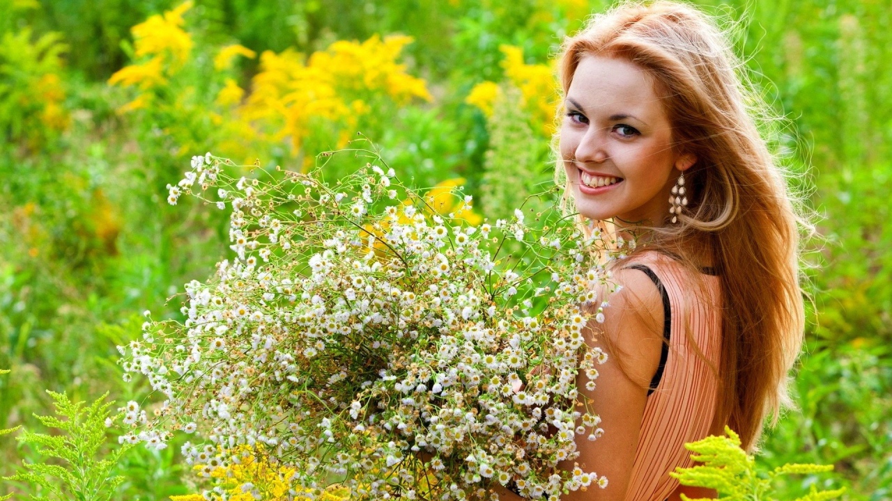 Девушка собрала букет полевых ромашек
