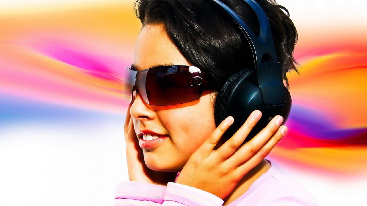 Девушка в темных очках и черных наушниках