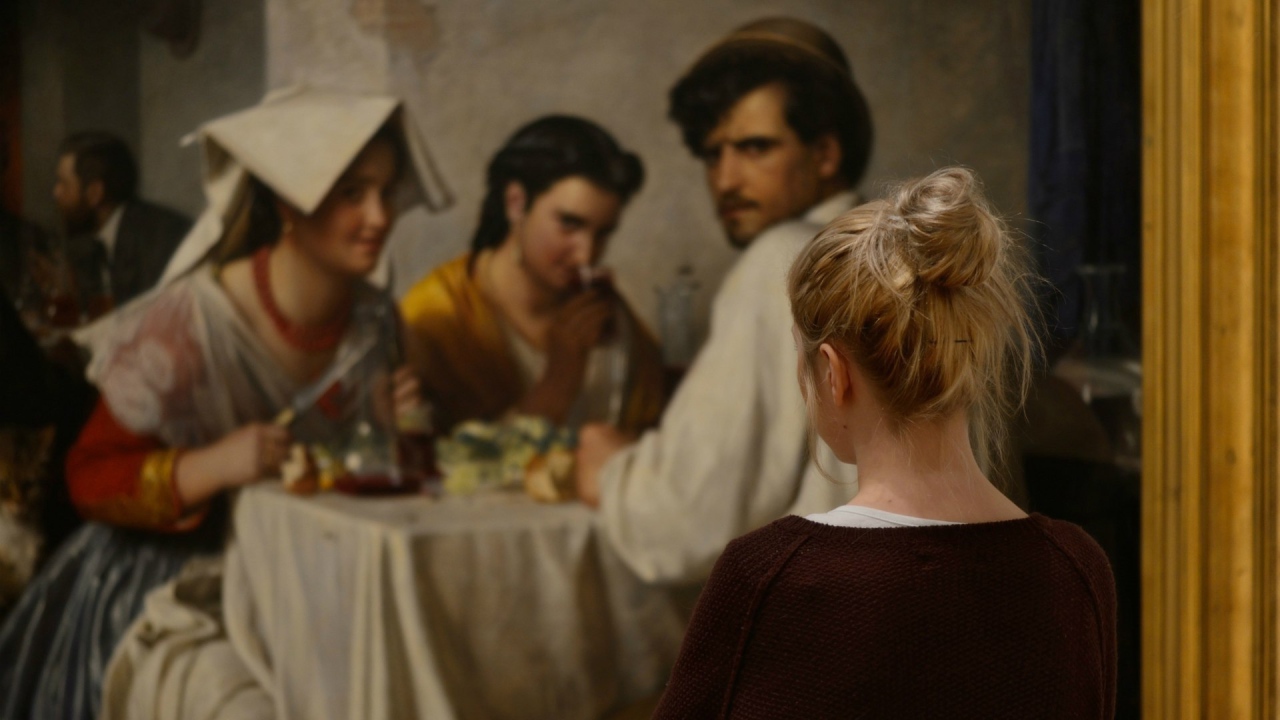 Девушка в картинной галерее