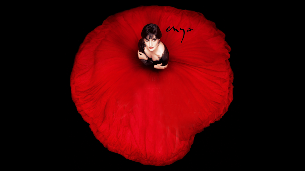 Девушка в красном платье в форме мака