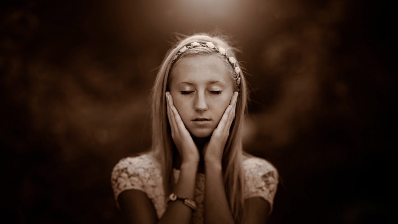 Девушка прикоснулась руками к лицу