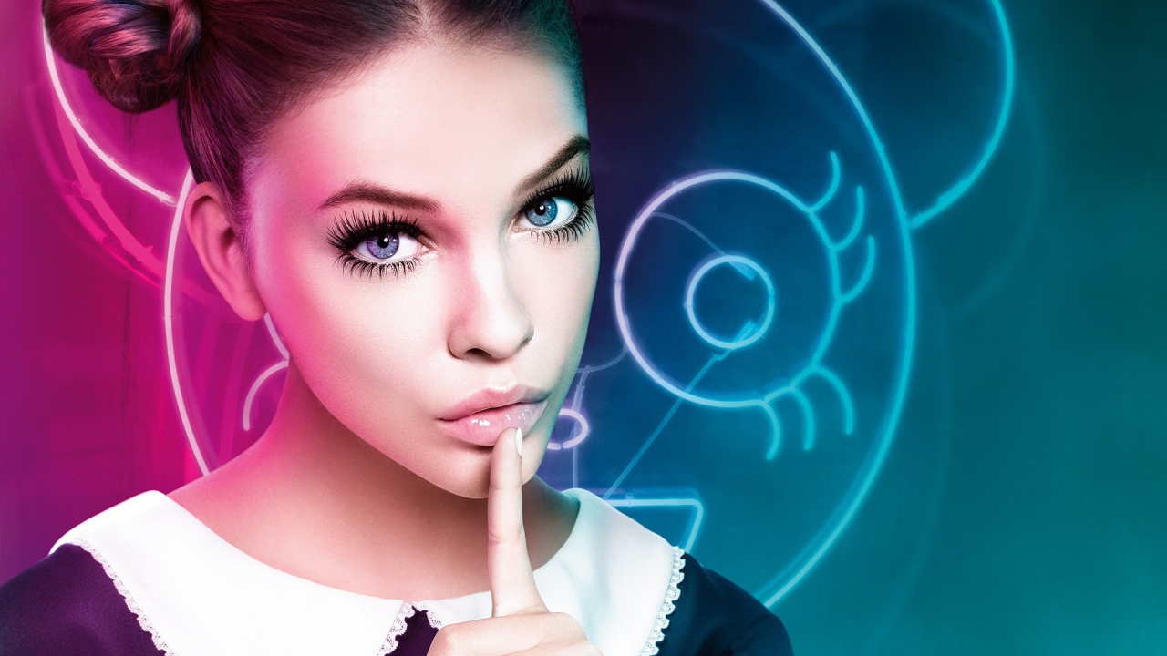 Девушка прикоснулась пальцем к подбородку