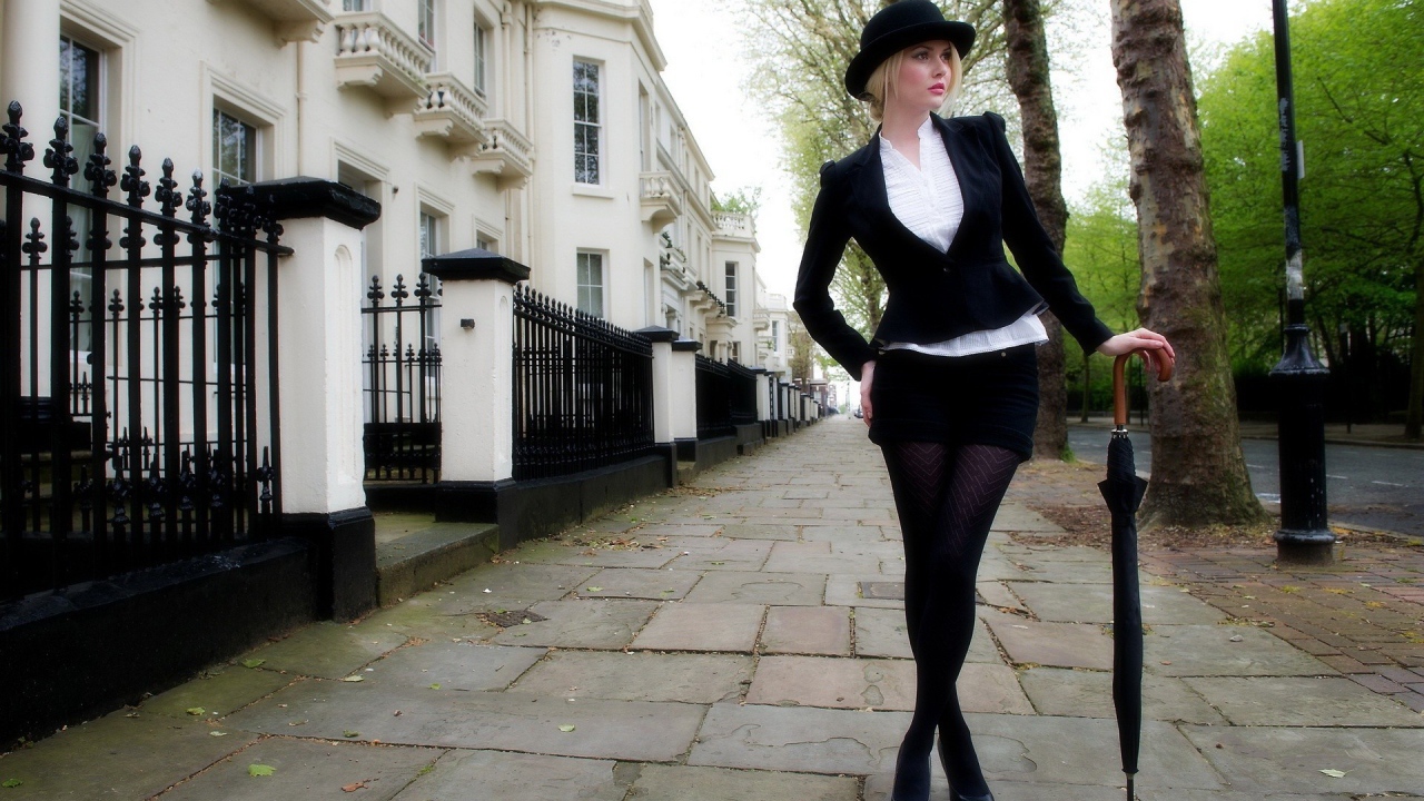 Девушка с зонтом на лондонской улице