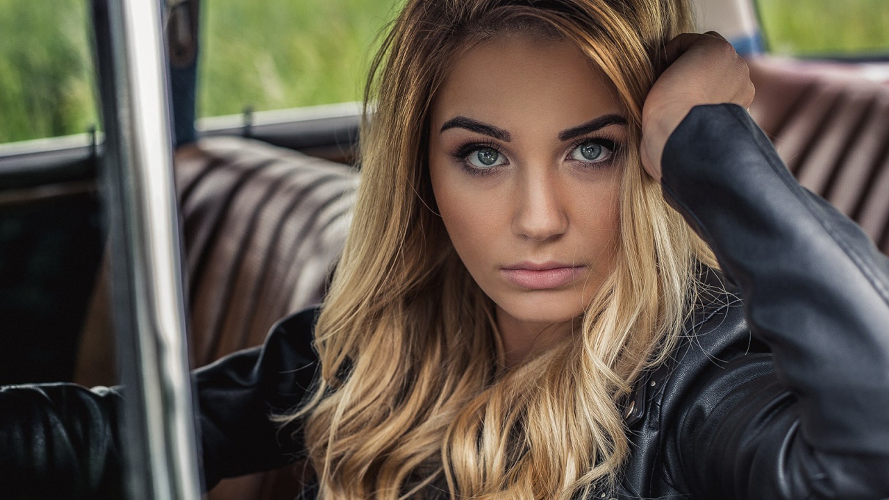 Зеленоглазая блондинка в автомобиле