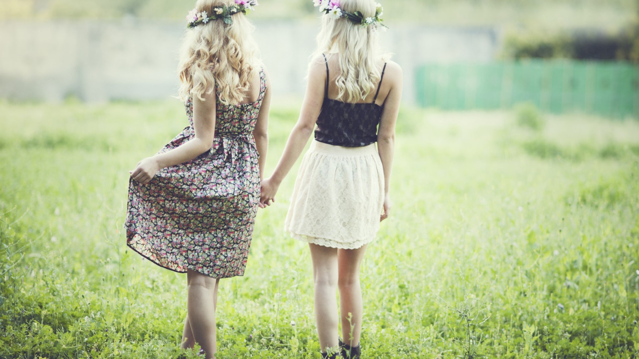 Две блондинки гуляют по газону