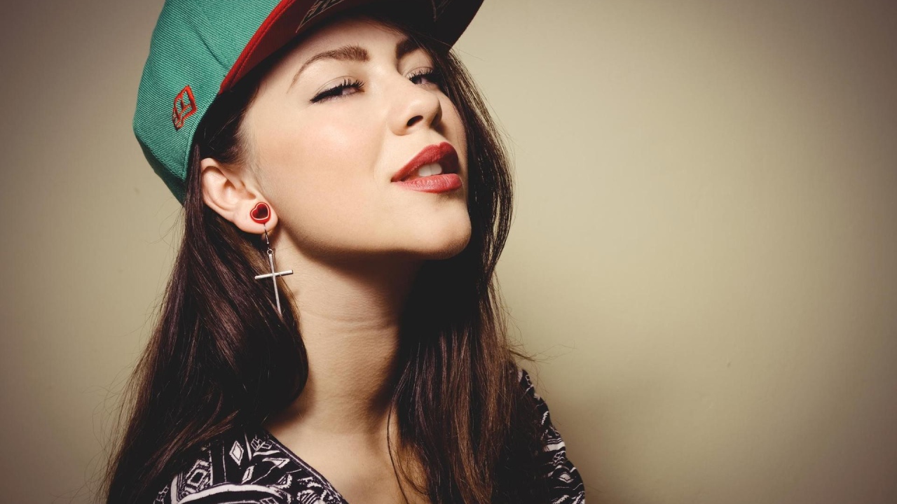 Необычные сережки у девушки