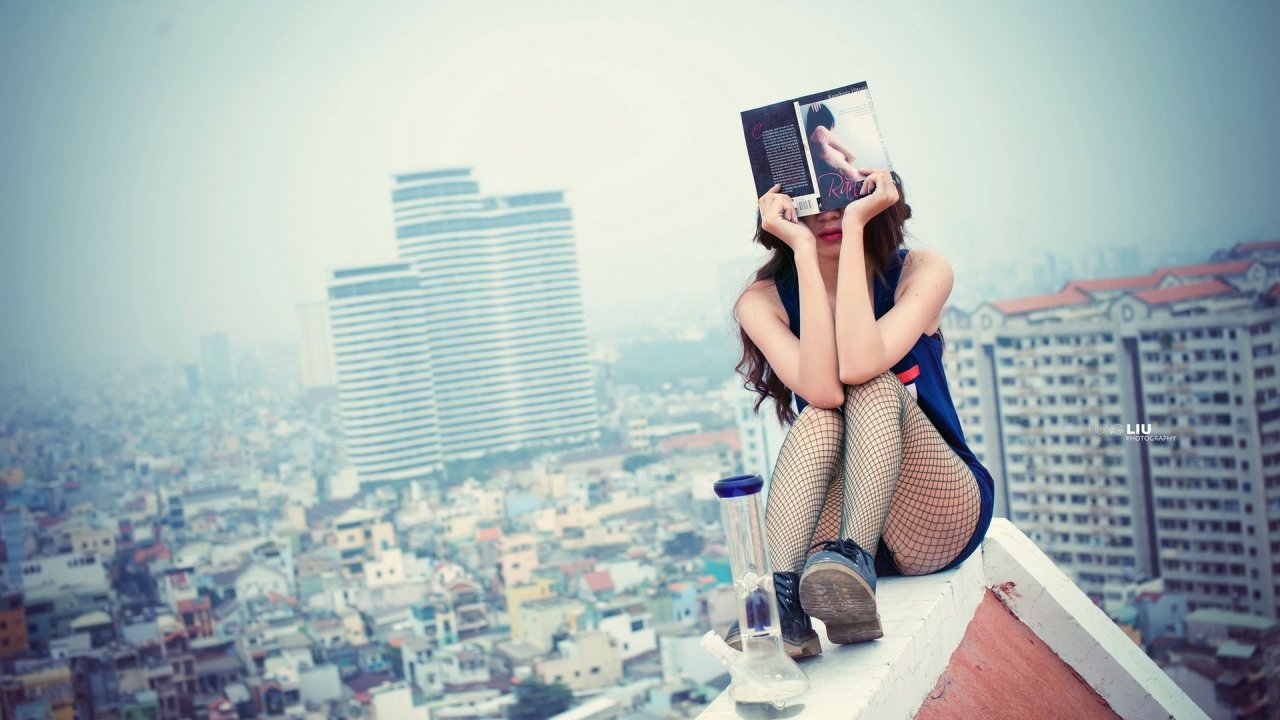 Женщина с книгой на крыше