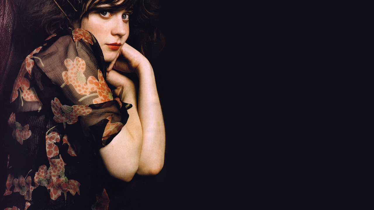 Зоуи Дешанель в платье на черном фоне