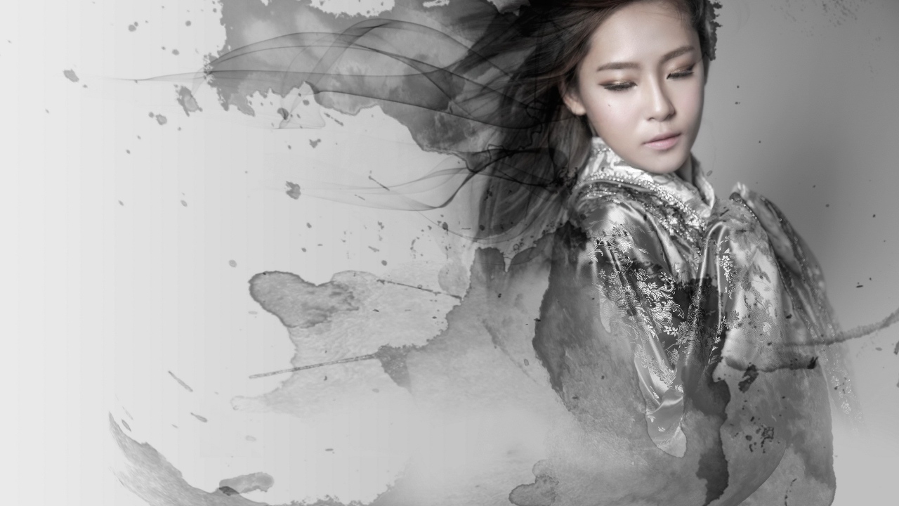 Азиатская модель в серых красках