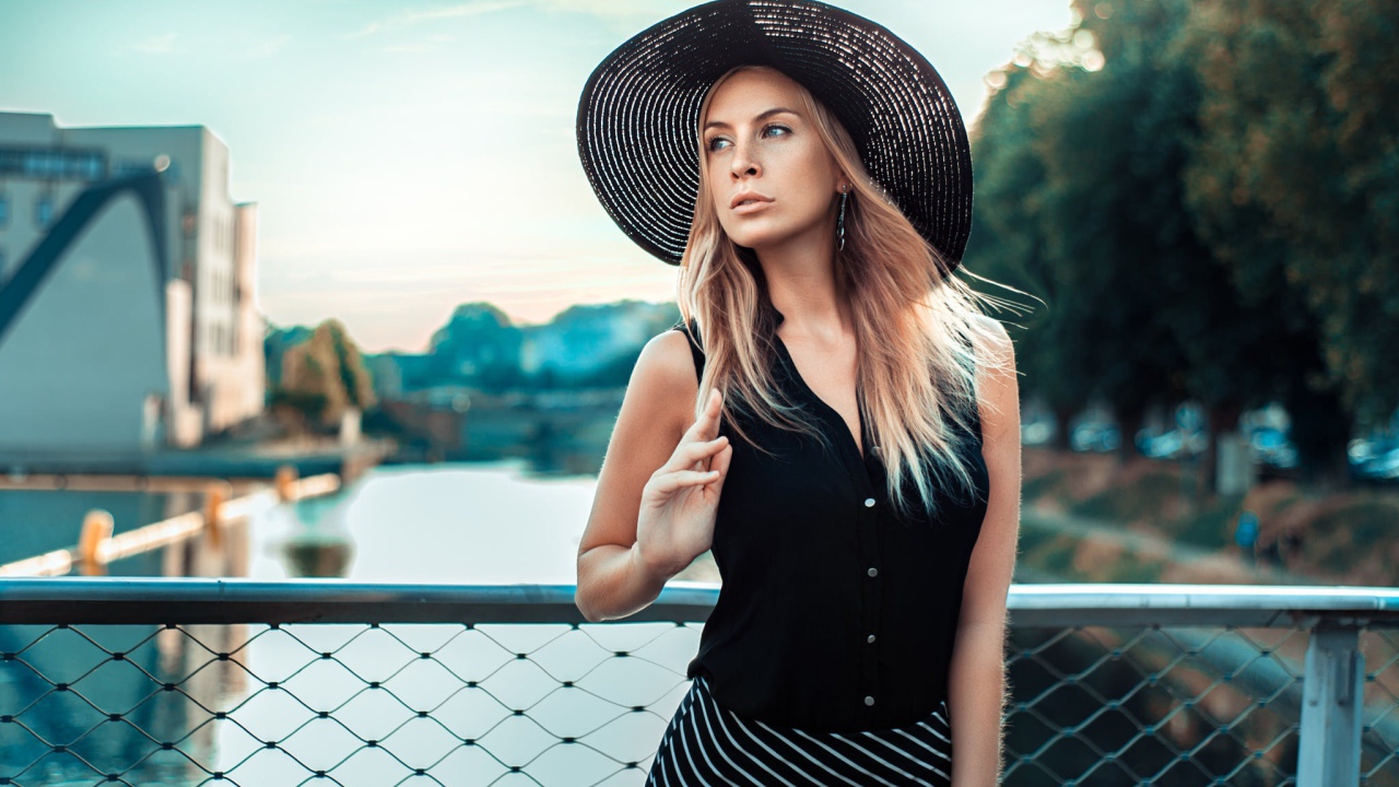 Черная кружевная шляпа на голове у девушки