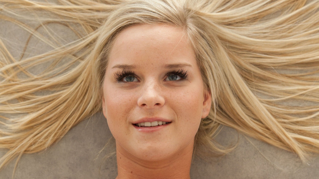 Блондинка модель Мэри Квин