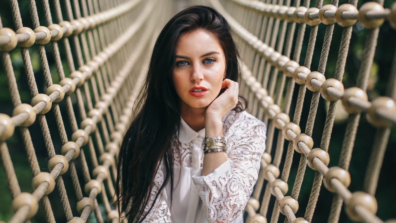 Девушка среди сетей, Aurela Skandaj